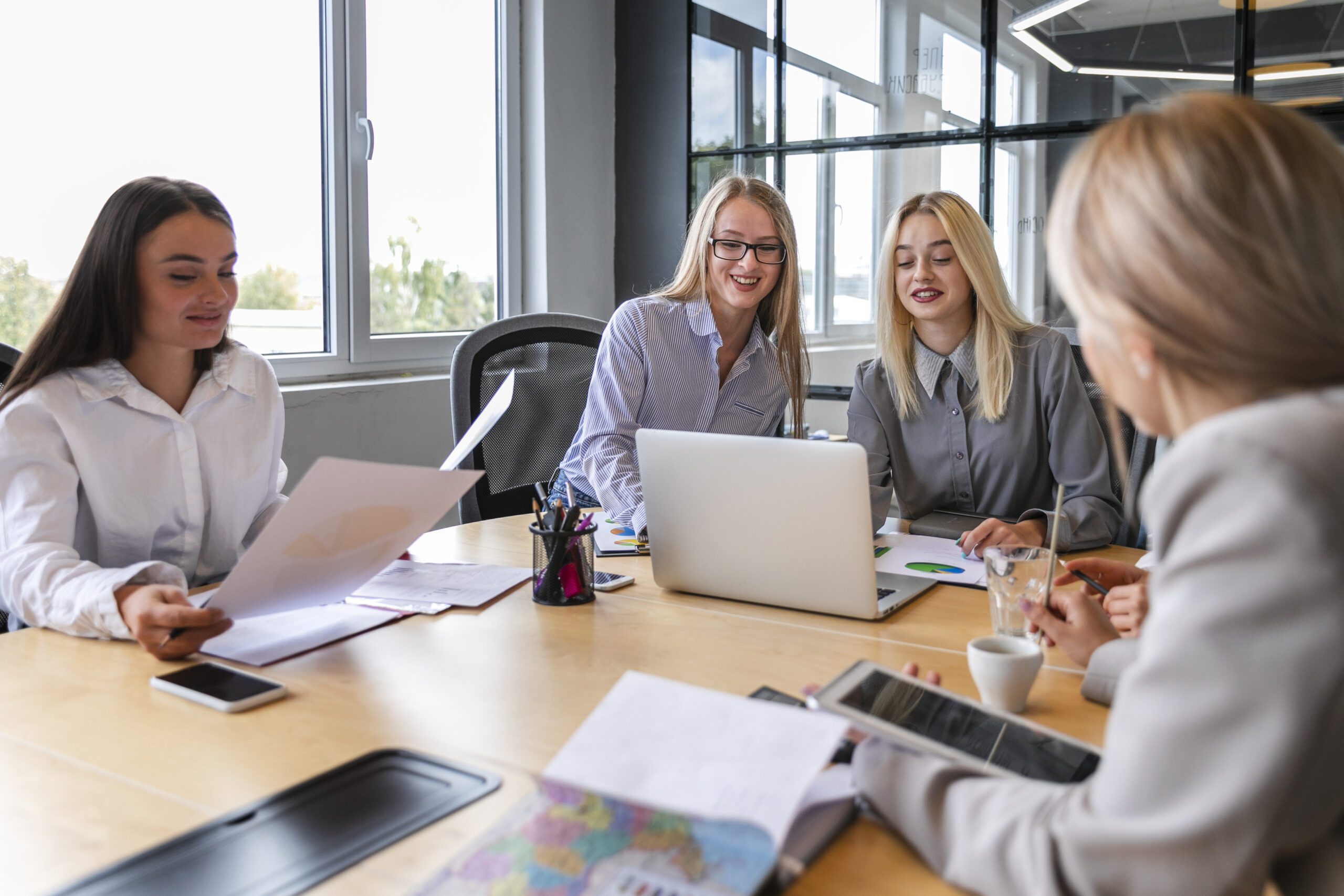 women-team-meeting-plan-strategy